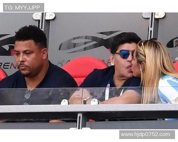 上海足球明星与知名模特携手步入婚姻殿堂引发热议